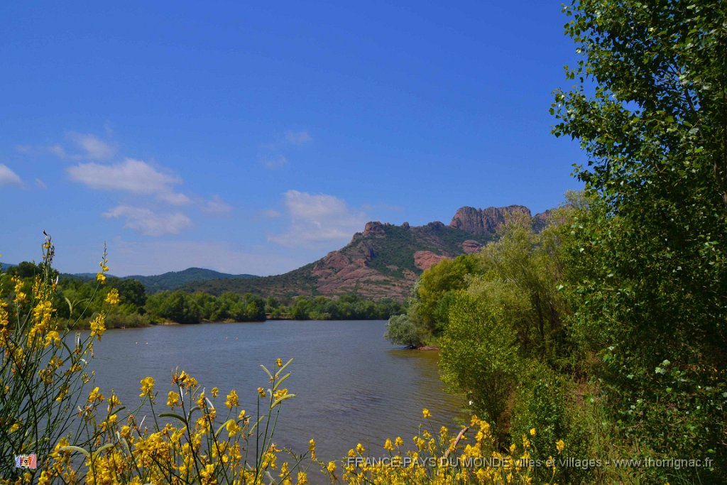 Lac Arena 16 juin 2013 1.jpg - Le lac Arena et le rocher de Rquebrune sur Argens. 16 juin 2013